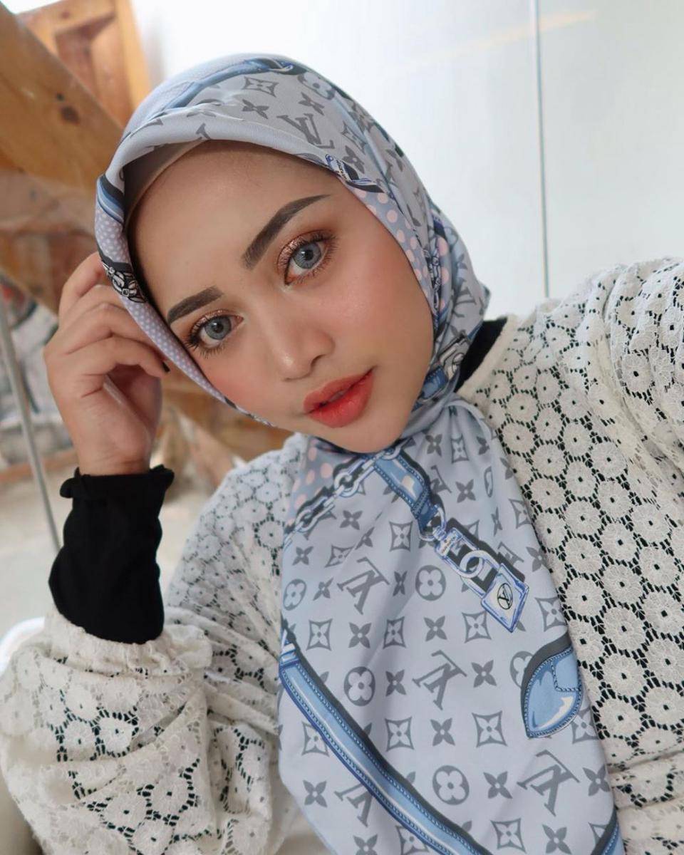 Instagram.com/rachelvennya/