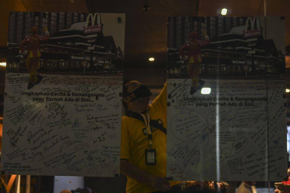 Momen penutupan gerai makanan cepat saji MvDonald's di Sarinah pada Minggu, 10 Mei 2020 (ANTARA FOTO/Muhammad Adimaja)