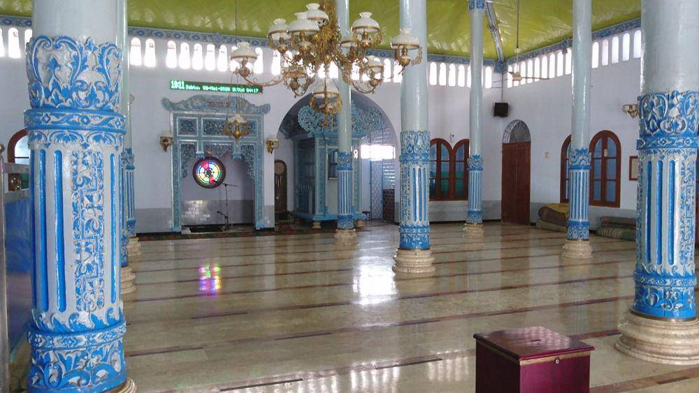 Suasana bagian dalam Masjid Al Muhajirin di Tulungagung, kental ornamen dari masa abad ke-19. Bramanta Pamungkas