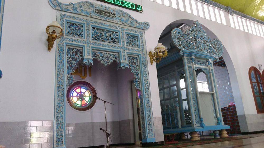 Bagian imam dan mimbar pada Masjid Al Muhajirin Tulungagung. Bramanta Pamungkas