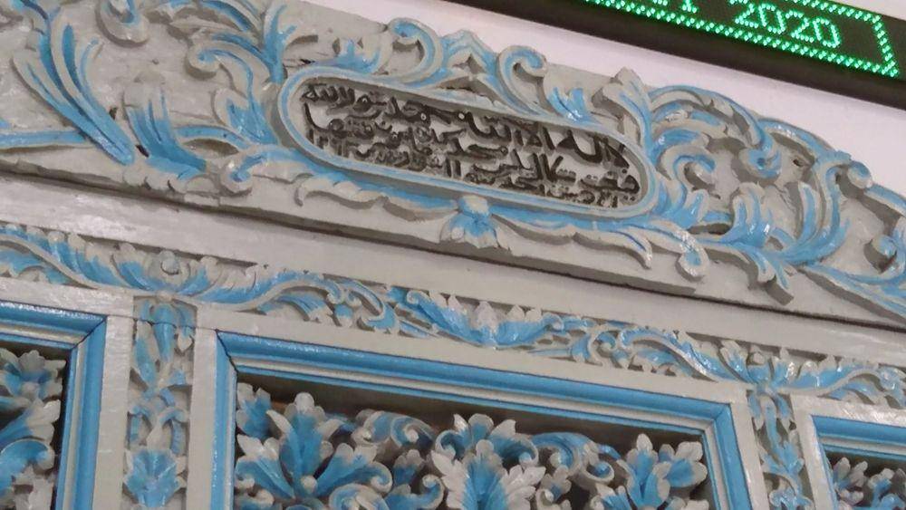 Enkripsi bertuliskan arab yang berada di hiasan tempat imam. Bramanta Pamungkas