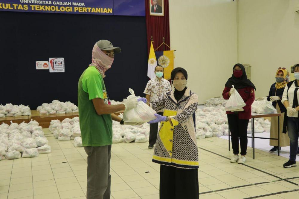 FTP UGM-FOI Bagi-bagi 10.000 Sembako untuk Masyarakat DIY