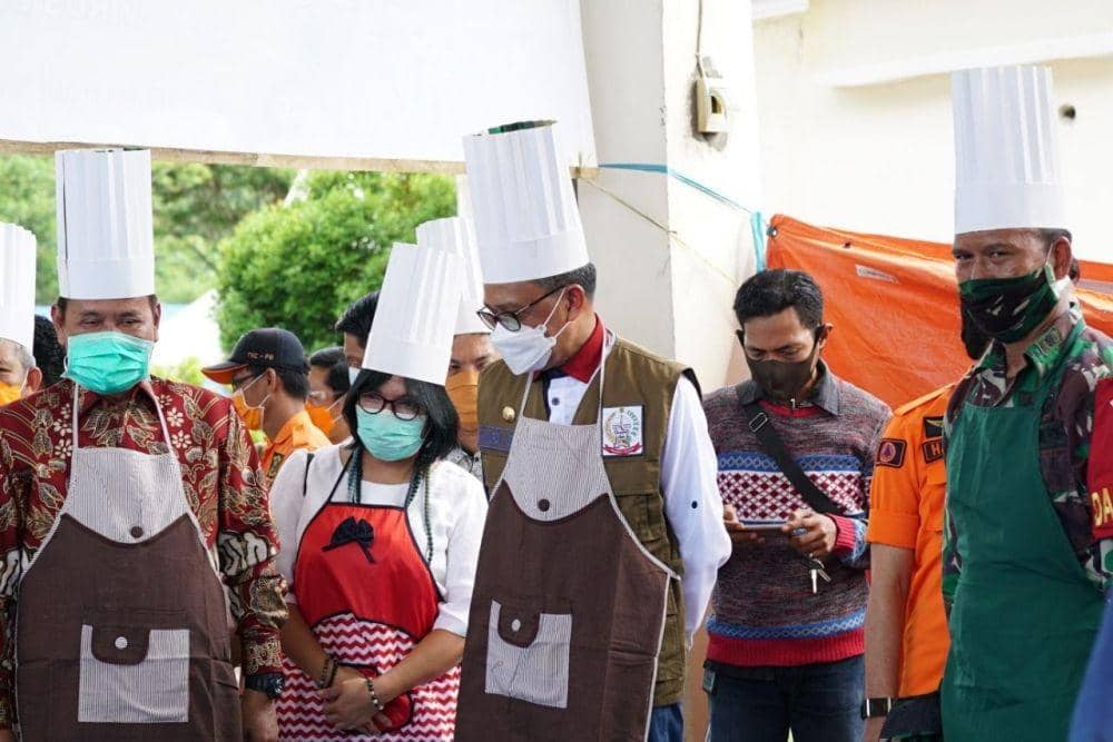 Gubernur Sulsel Nurdin Abdullah saat meninjau dapur umum di Kabupaten Luwu, Minggu (11/5). Humas Pemprov Sulsel