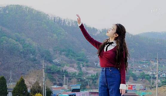 IU (instagram.com/edam.official)