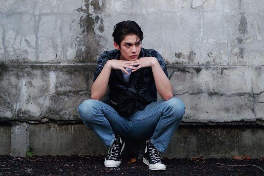 Gak Monoton, 10 Ide Padu Padan Blue Jeans ala Bright Vachirawit
