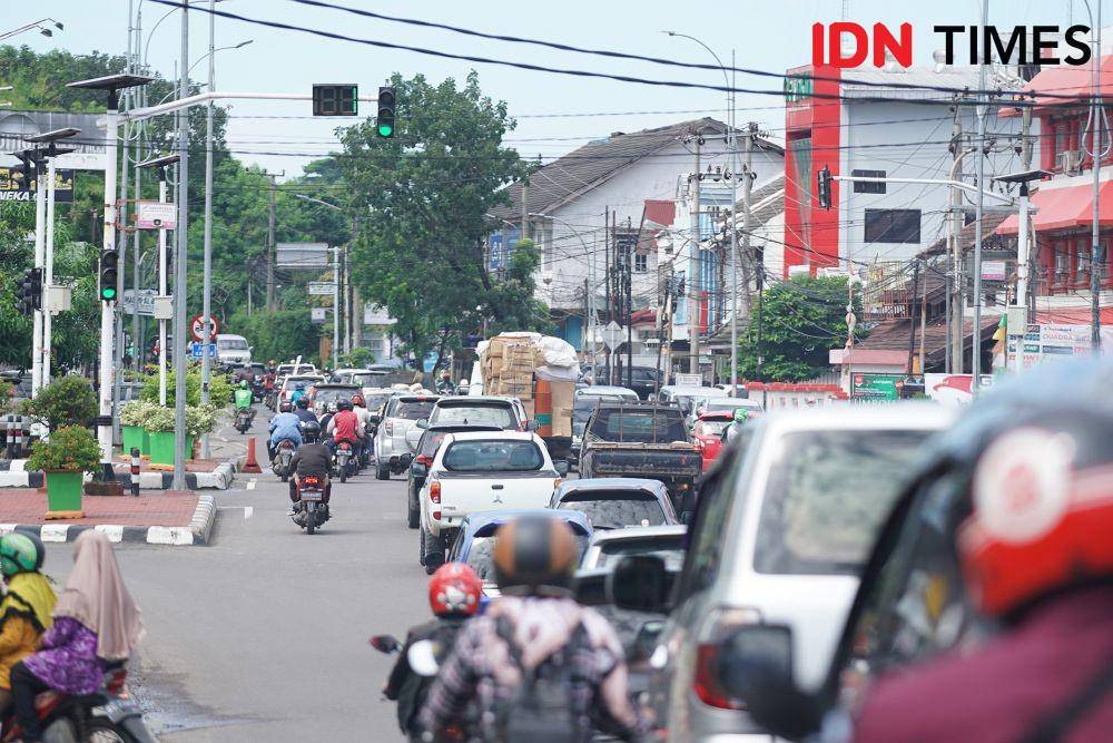 Arus lalu lintas menuju Jalan AKBP Cek Agus atau Golf, Senin (11/5/2020). (IDN Times/ Deryardli Tiarhendi)