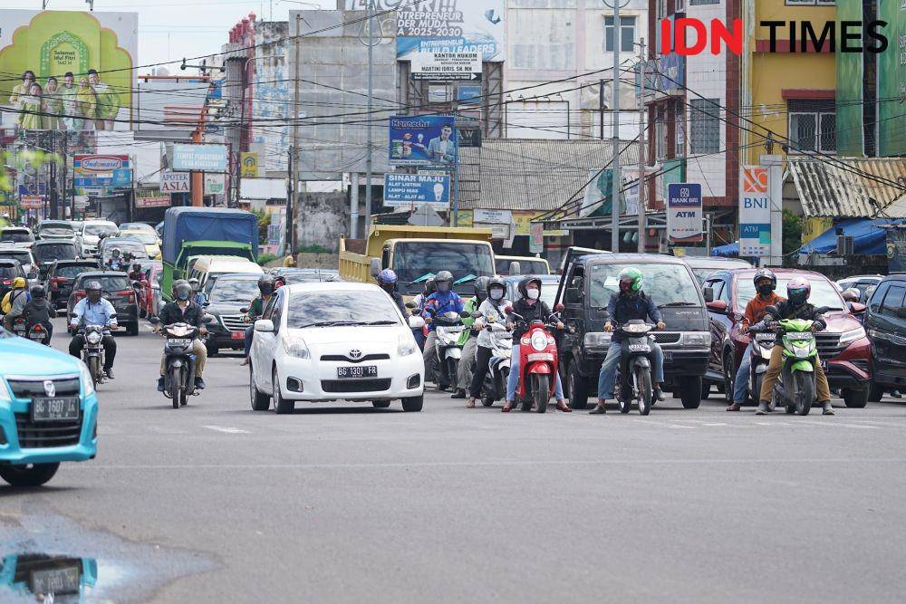 Arus lalu lintas di Simpang Patal dari arah Jalan MP. Mangkunegara, Senin (11/5/2020). (IDN Times/ Deryardli Tiarhendi)