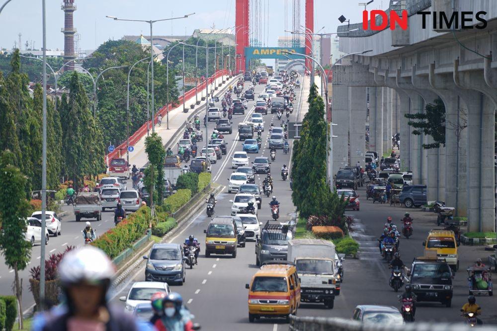 7 Potret Lalu Lintas Palembang, Ramai Lancar Meski Terbanyak COVID-19