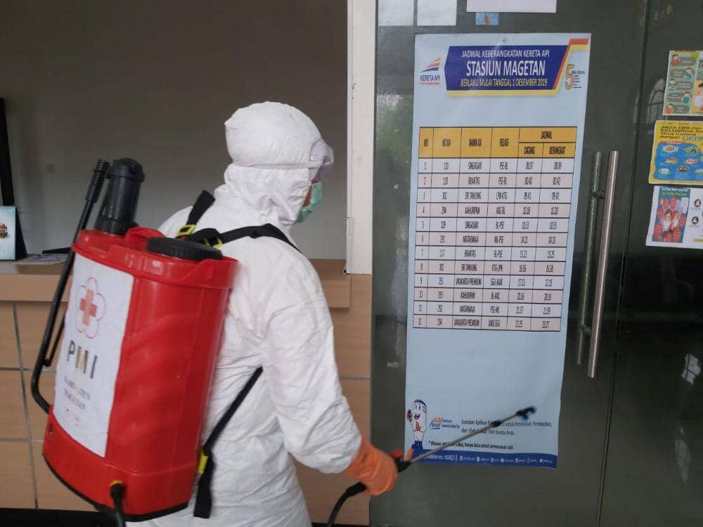 Petugas PMI sedang melakukan penyemprotan disinfektan di Stasiun Magetan beberapa waktu lalu. Dok.IDN Times/Humas PT KAI Daop 7 Madiun.