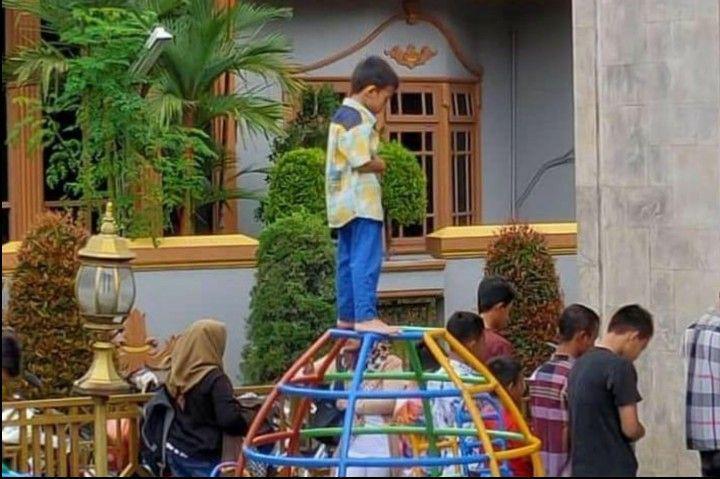 9 Potret Tingkah Lucu Anak Kecil Saat Salat yang Bikin Geleng Kepala