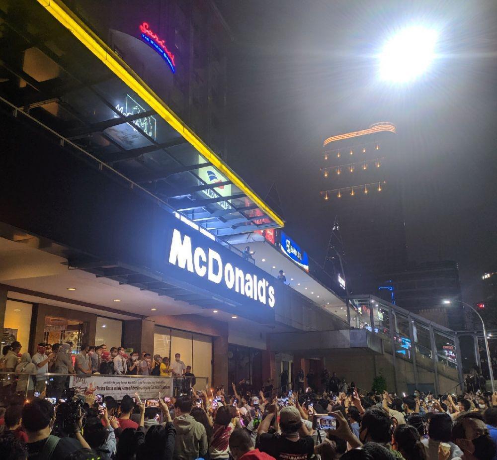 Warganet Protes Publik Malah Berkumpul di McDonald Sarinah Saat PSBB