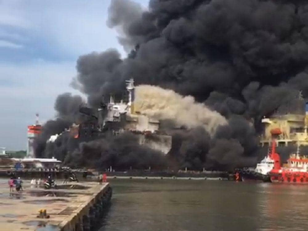 [BREAKING] Tanker Milik Waruna Terbakar di Pelabuhan Belawan Medan
