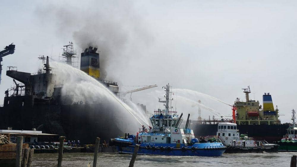 [BREAKING] Kapal Tanker Terbakar di Belawan, 12 Orang Disebut Terluka