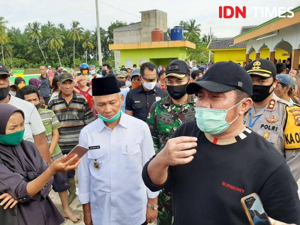 Gubernur Sumsel, Herman Deru didampingi Bupati OKU Timur, HM. Kholid MD, usai meninjau lokasi bencana alam, Senin (11/5/2020). (IDN Times/ Istimewa)
