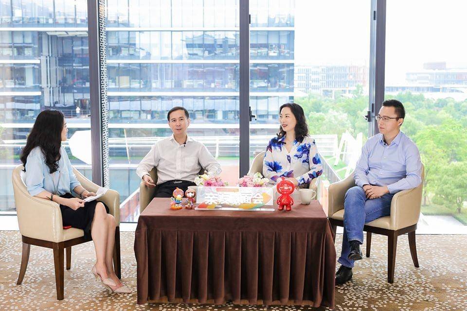 (Executive Chairman dan CEO Alibaba, Daniel Zhang, CPO Judy Tong, Ant Financial CEO Eric Jing, saat melakukan family meeting di Ali Day 2020) Dok. Alibaba