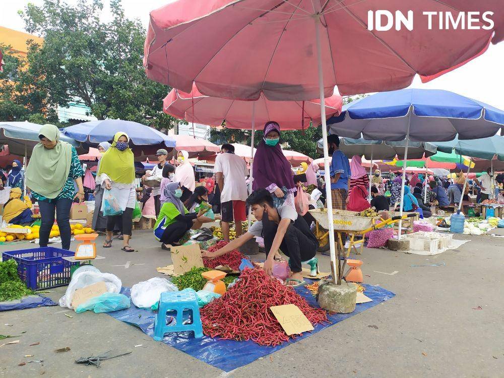 Pedagang cabai merah di Pasar Lemabang Palembang (IDN Times/Feny Maulia Agustin)