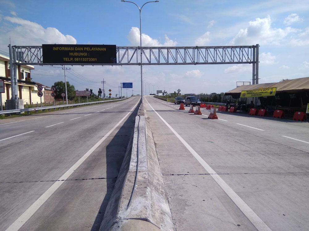 Suasana lalu lintas di gerbang tol Caruban, Kabupaten Madiun lengang di tengah pandemik COVID-19.IDN Times/Nofika Dian Nugroho