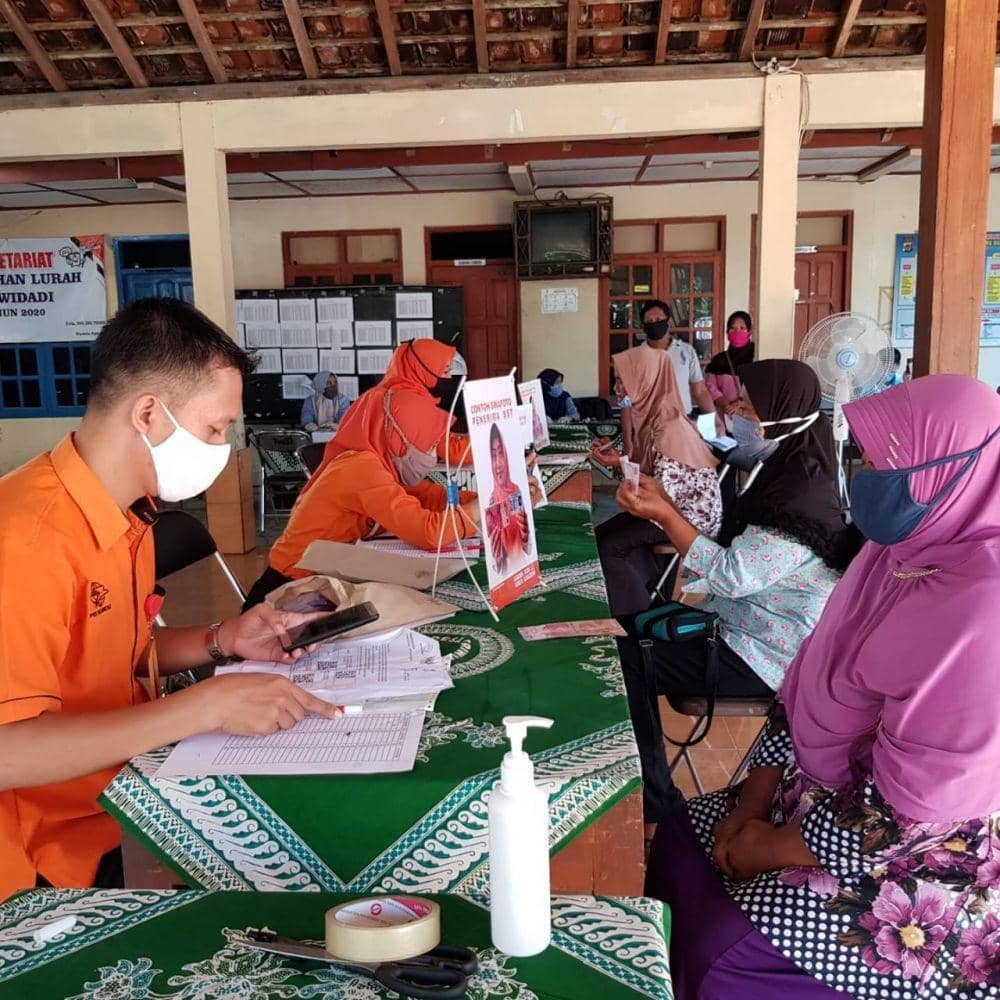 Pembagian BST Kemensos kepada kepala keluarga penerima manfaat. IDN Times/Humas Pemkab Bantul