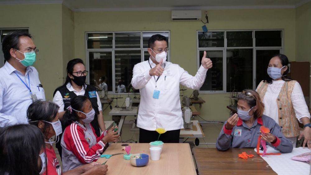 Menteri Sosial Juliari P Batubara Memberikan Semangat kepada Warga Terlantar Penerima Manfaat Temporary Shelter Balai Rehabsos Mulya Jaya Pasar Rebo, Senin (11/5) (Dok. Kemensos)