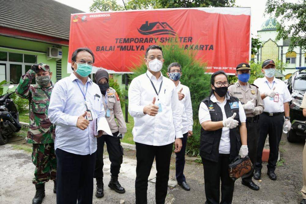 Menteri Sosial Juliari P Batubara Memberikan Semangat kepada Warga Terlantar Penerima Manfaat Temporary Shelter Balai Rehabsos Mulya Jaya Pasar Rebo, Senin (11/5) (Dok. Kemensos)