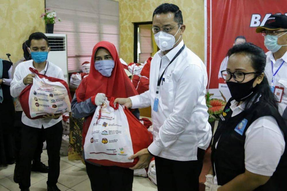 Menteri Sosial Juliari P Batubara Memberikan Semangat kepada Warga Terlantar Penerima Manfaat Temporary Shelter Balai Rehabsos Mulya Jaya Pasar Rebo, Senin (11/5) (Dok. Kemensos)