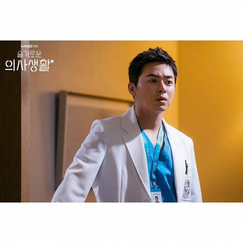 10 Potret Jo Jung-Suk 'Hospital Playlist' yang Bikin Jatuh Cinta