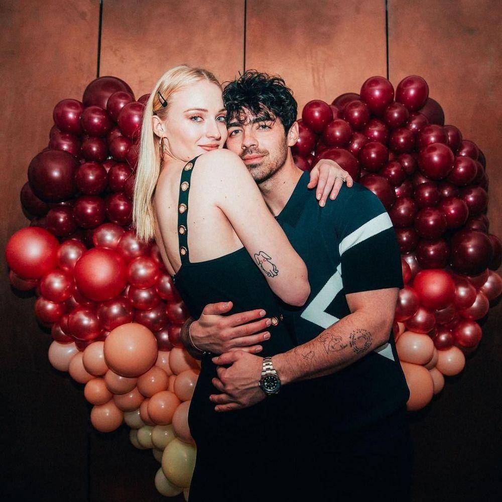 potret Joe Jonas dengan sang istri (instagram.com/entertainmenttonight)