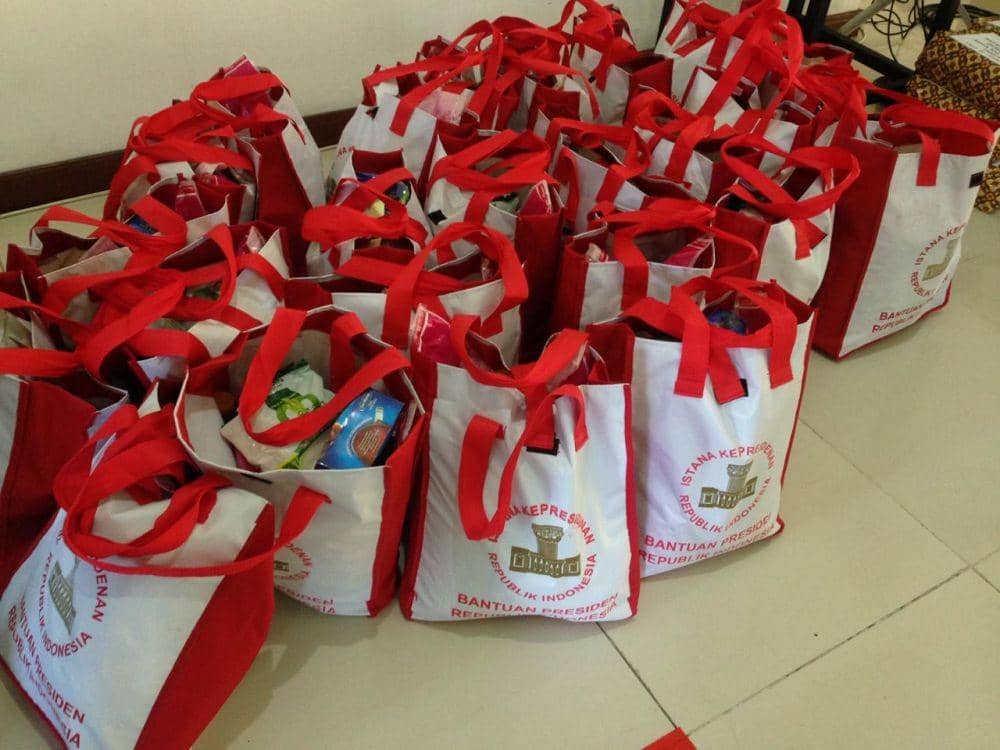 Sembako bantuan Presiden Jokowi disalurkan ke pengurus rumah ibadah di Balikpapan (IDN Times/Hilmansyah)