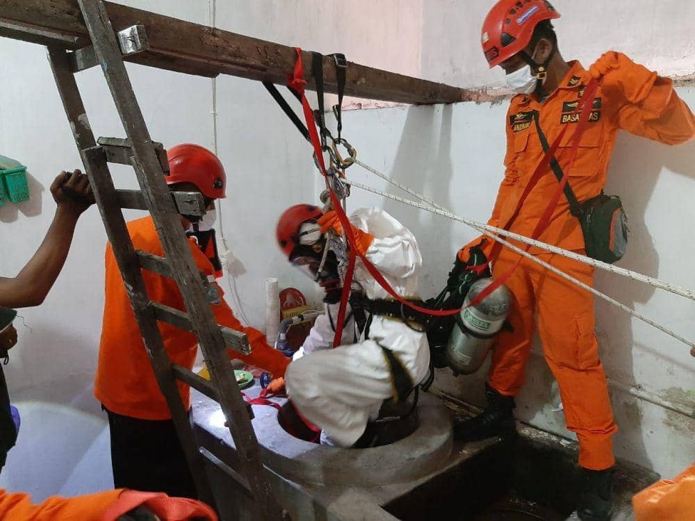 [BREAKING] Tim SAR Evakuasi Mayat Mr X di Sumur Gudang Tembakau