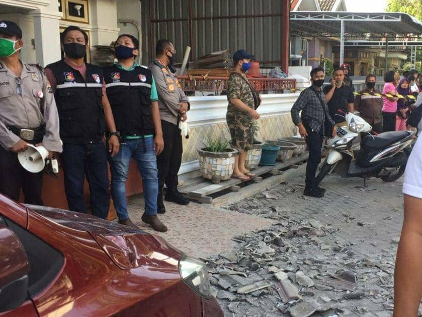 Ledakan keras terjadi di sebuah rumah yang terletak di Jalan Jambu Nomor 82, Komplek Cemara Asri, Kecamatan Percut Sei Tuan, Kabupaten Deli Serdang, Sumatera Utara, Rabu (13/5) petang. Kondisi rumah porak poranda akibat kerasnya ledakan. (IDN Times/HO)