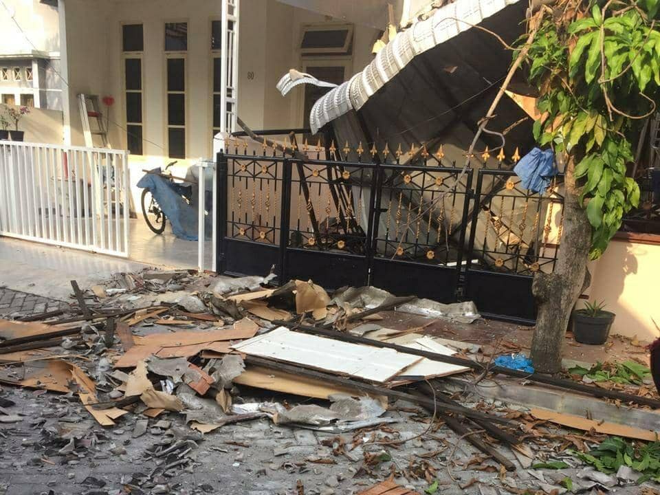 Ledakan keras terjadi di sebuah rumah yang terletak di Jalan Jambu Nomor 82, Komplek Cemara Asri, Kecamatan Percut Sei Tuan, Kabupaten Deli Serdang, Sumatera Utara, Rabu (13/5) petang. Kondisi rumah porak poranda akibat kerasnya ledakan. (IDN Times/HO)