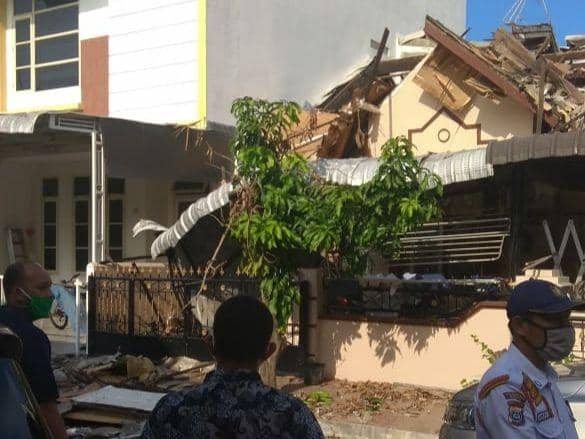 Ledakan keras terjadi di sebuah rumah yang terletak di Jalan Jambu Nomor 82, Komplek Cemara Asri, Kecamatan Percut Sei Tuan, Kabupaten Deli Serdang, Sumatera Utara, Rabu (13/5) petang. Kondisi rumah porak poranda akibat kerasnya ledakan. (IDN Times/HO)