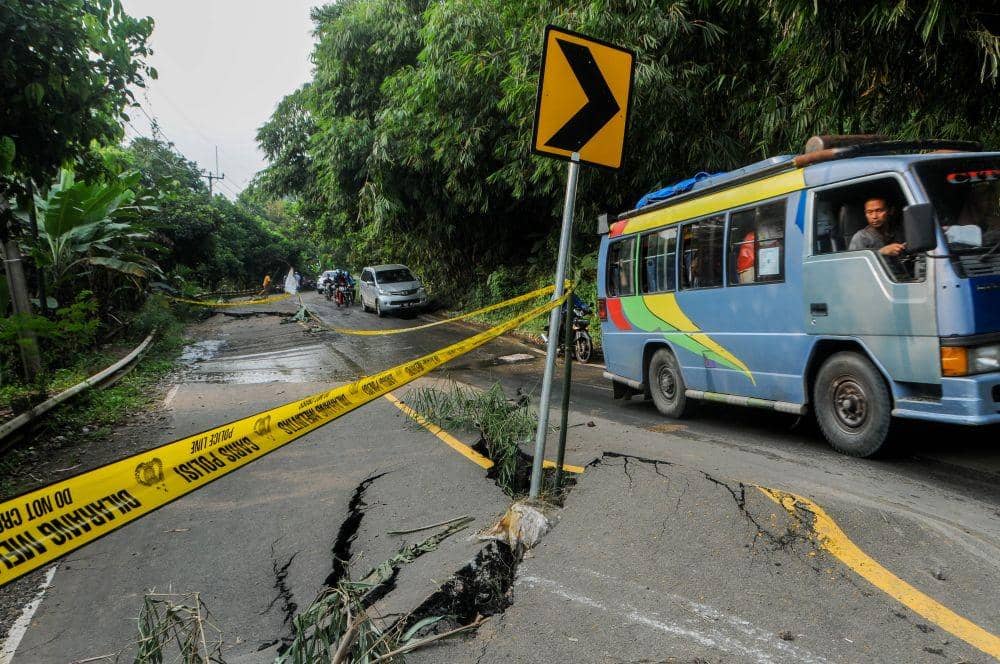 Ilustrasi jalan amblas (ANTARA FOTO/Muhammad Bagus Khoirunas)