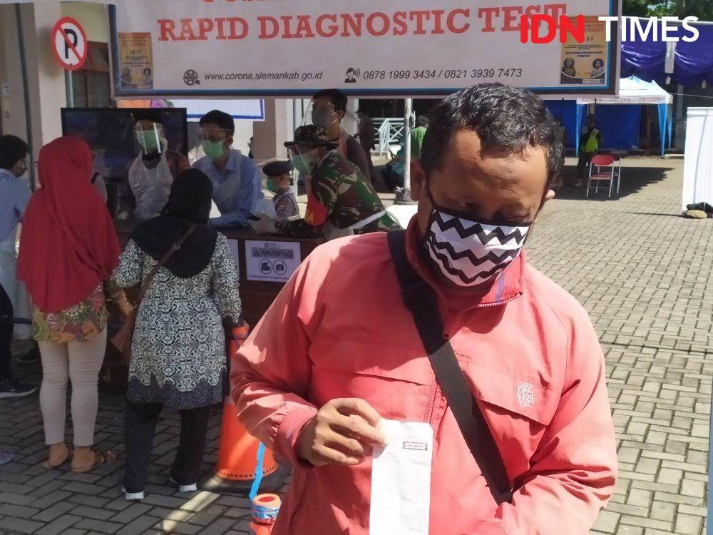 Salah satu pengunjung yang tidak bisa mengikuti rapid test massal. IDN Times/ Siti Umaiyah