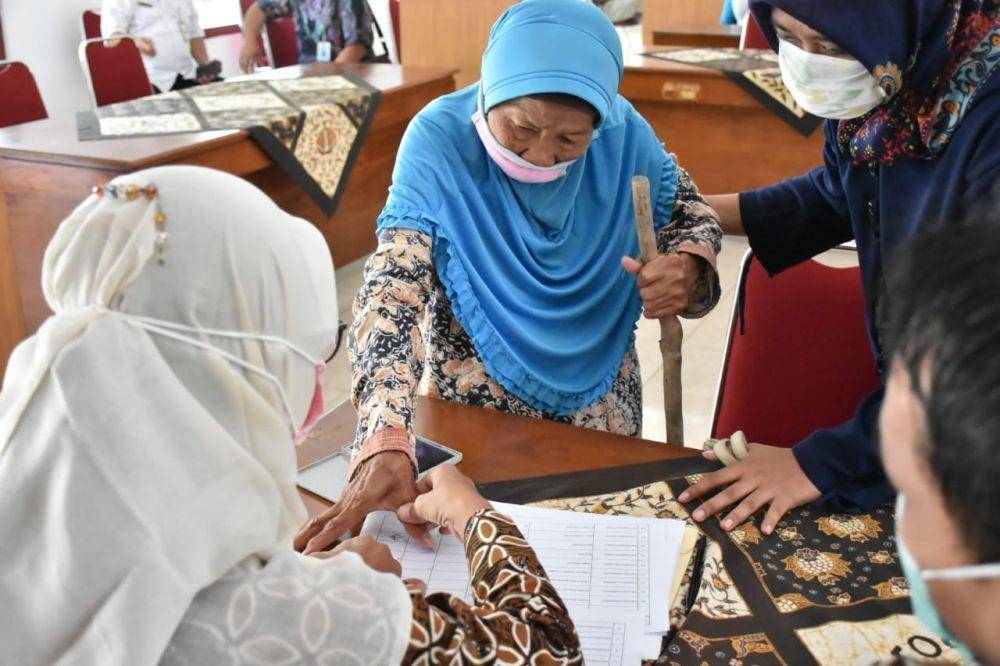 Salah satu warga penerimA BLT DD di Desa Sumbermulyo Kecamatan Bambanglipuro Bantul. IDN Times/Humas Pemkab Bantul