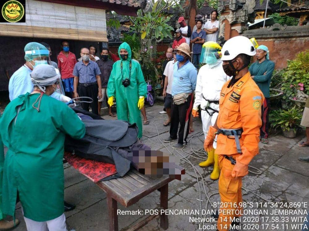 Korban dievakuasi dalam kondisi meninggal dunia di dalam sumur (Dok.IDN Times/Basarnas)