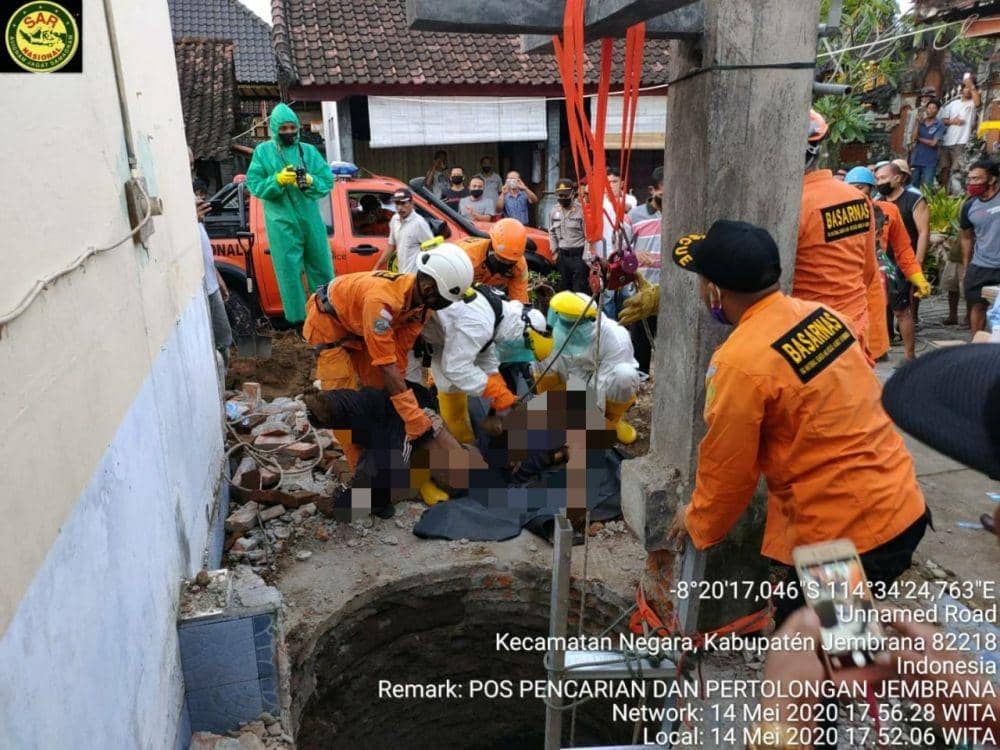Korban dievakuasi dalam kondisi meninggal dunia di dalam sumur (Dok.IDN Times/Basarnas Bali)