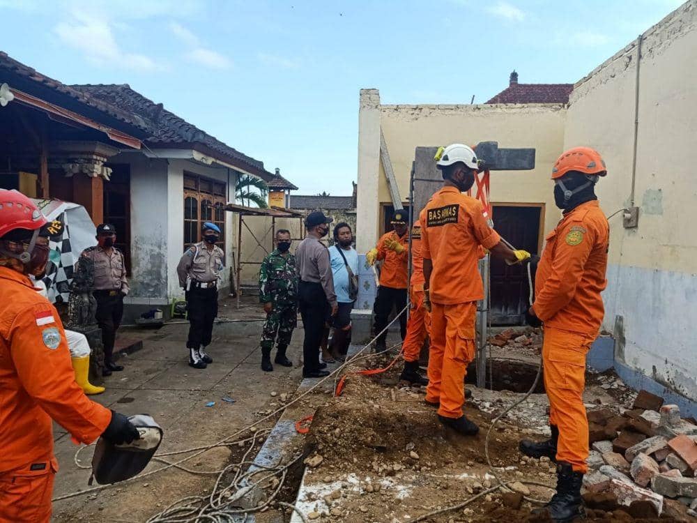 Korban dievakuasi dalam kondisi meninggal dunia di dalam sumur (Dok.IDN Times/Basarnas Bali)