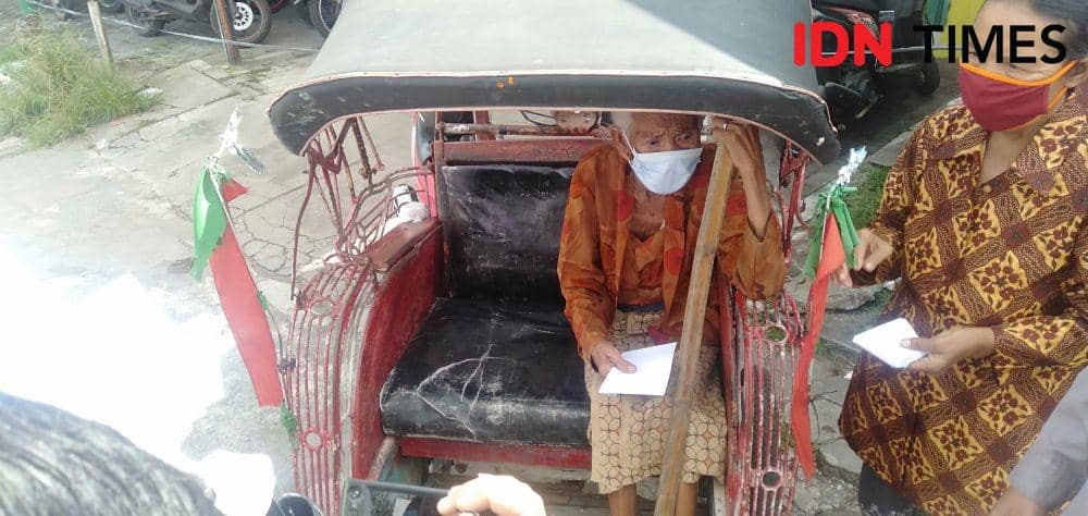 Salah satu warga penerima BKT DD dari Desa Sumbermulyo Kecamatan Bambanglipuro Bantul. IDN Times/Daruwaskita
