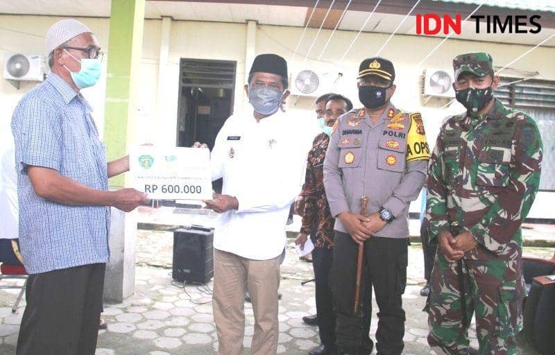 Wabup PPU, Hamdam serahkan BST kepada perwakilan penerima (IDN Times/Ervan Masbanjar)