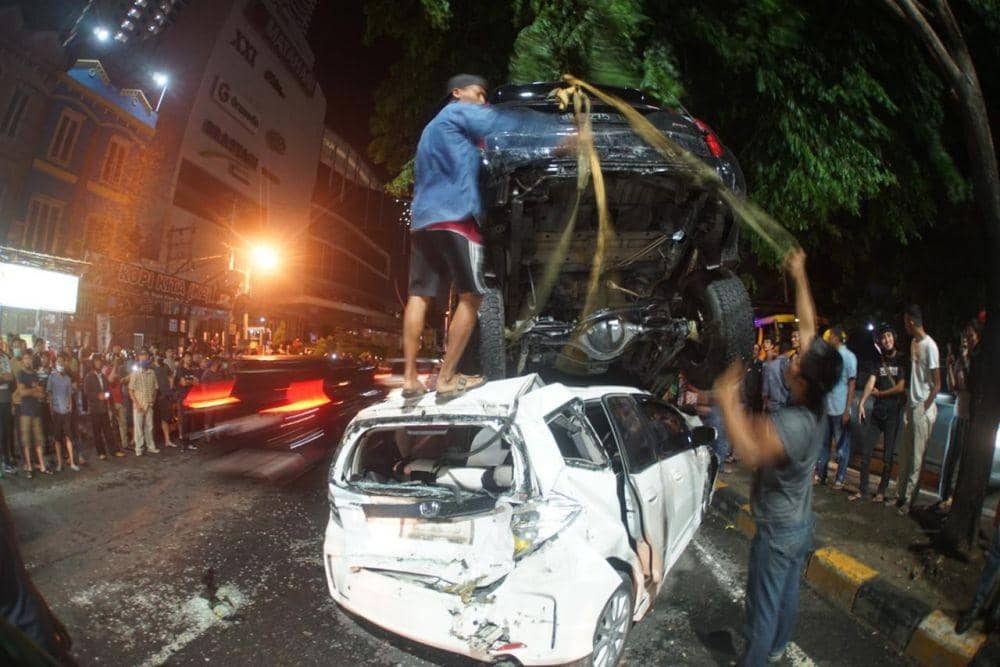Satu unit Mitsubishi Pajero menimpa Honda Jazz setelah diseruduk truk Fuso dalam kecelakaan beruntun di Jalan Gagak Hitam (Ringroad) Medan, Kamis (14/5) petang (Chalid Nasution for IDN Times)