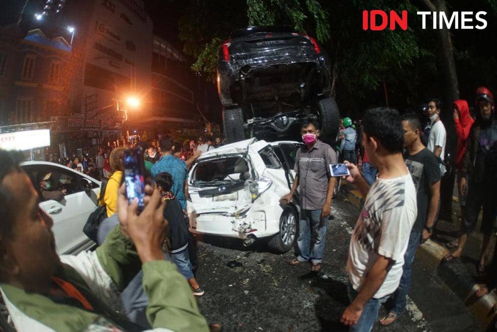Diseruduk Truk di Ringroad, Mobil Pajero Nangkring di Atas Honda Jazz