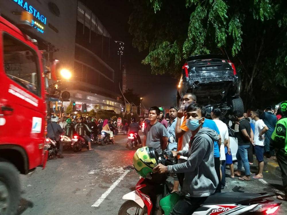 Warga berkerumun di sekitar lokasi kecelakaan beruntun yang melibatkan sejumlah kendaraan di Jalan Gagak Hitam, Ringroad, Medan, Kamis (14/5) (Istimewa)