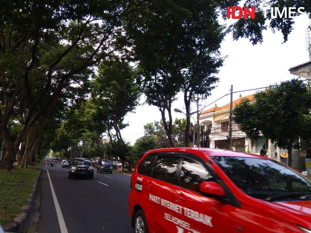 Suasana di area Jalan Puputan, Renon, Denpasar saat hari pertama penerapan Pembatasan Kegiatan Masyarakat, Jumat (15/5). (IDN Times/Ni Ketut Sudiani)
