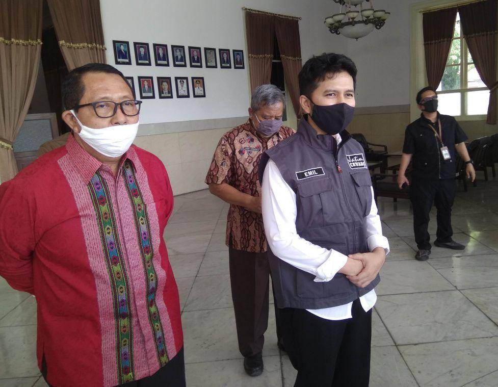 Waki; Gubernur Jawa Timur Emil Elestianto Dardak (depan) saat memberikan keterangan pers di Bakorwil Madiun, Jumat (15/5). IDN Times/Nofika Dian Nugroho