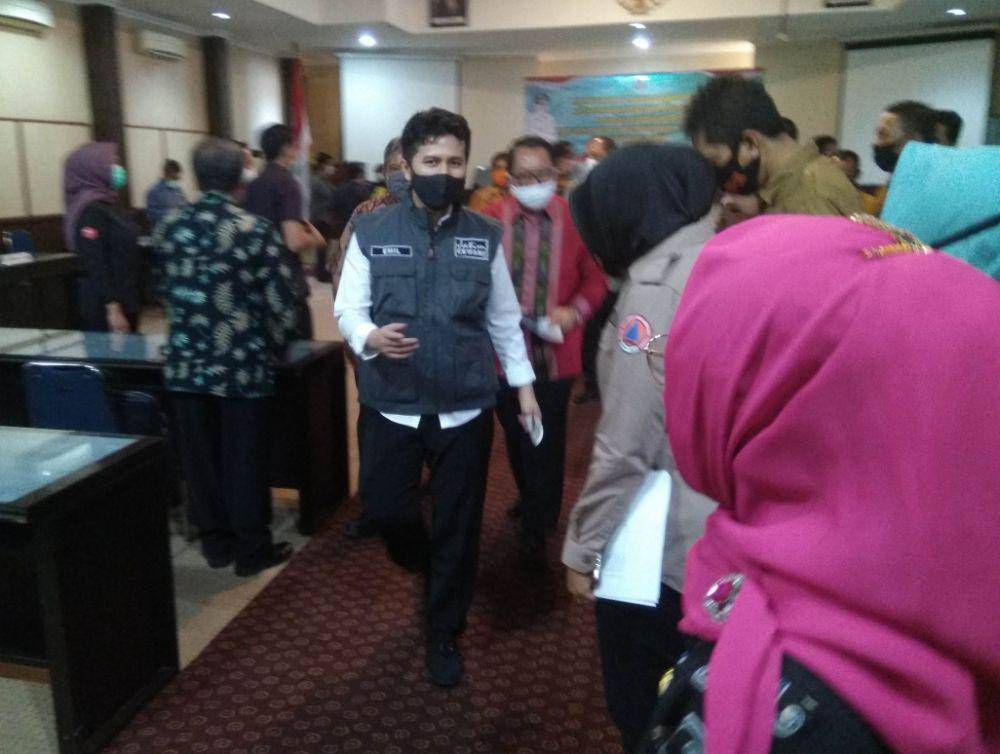 Wakil Gubernur Jawa Timur Emil Elestianto Dardak saat meninggalkan ruangan setelah penandatangan perjanjian kerjasama bantuan JPS penanganan dampak COVID-19 di Kantor Bakorwil Madiun, Jumat (15/5). IDN Times/Nofika Dian Nugroho