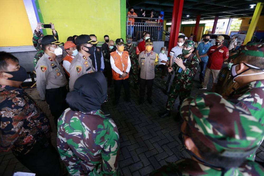 Pj Wali Kota Makassar Yusran Yusuf bersama jajaran TNI-Polri saat memantau tes cepat massal. IDN Times/Pemkot Makassar