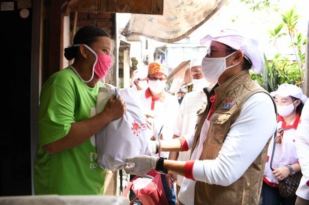 Sandiaga dan Relawan Beri Bantuan ke Pembuat Tempe dan Manusia Gerobak (Dok. Istimewa)