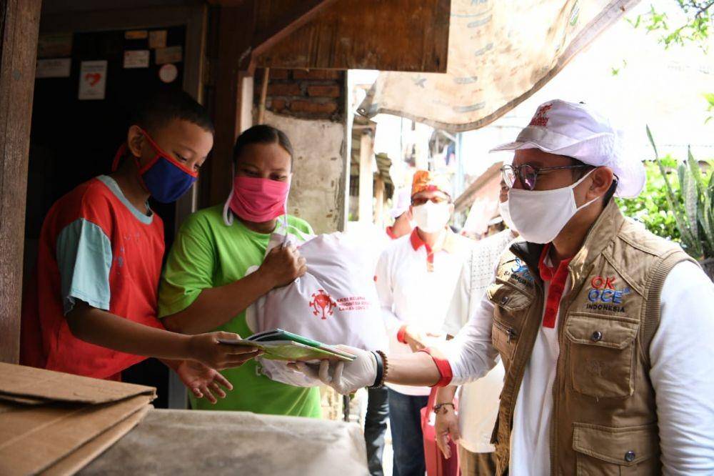 Sandiaga dan Relawan Beri Bantuan ke Pembuat Tempe dan Manusia Gerobak (Dok. Istimewa)