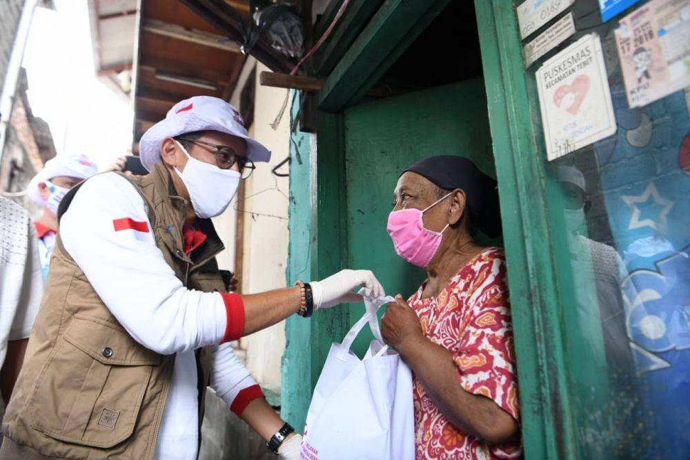 Sandiaga dan Relawan Beri Bantuan ke Pembuat Tempe dan Manusia Gerobak (Dok. Istimewa)